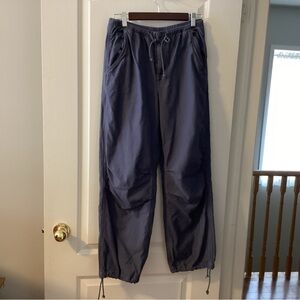 Women’s TNA Flight Cargo Pant. Size M.    B9